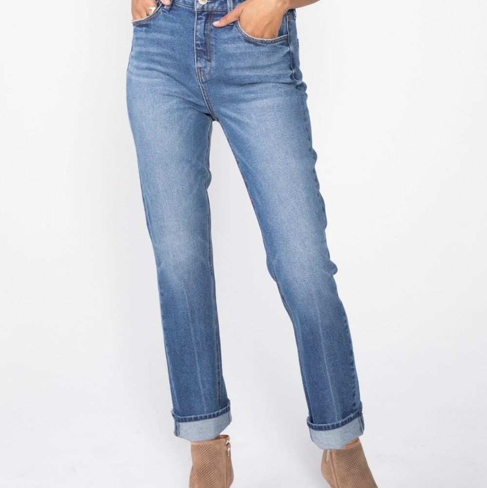 WILLA Super High Waist Mom Fit Straight Leg
in Lap